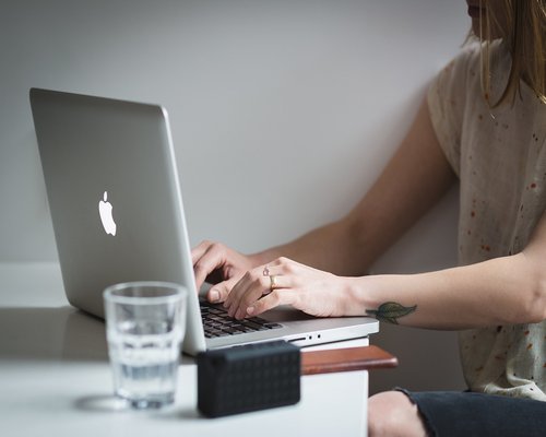 Water glass on an office desk during teletrabajo